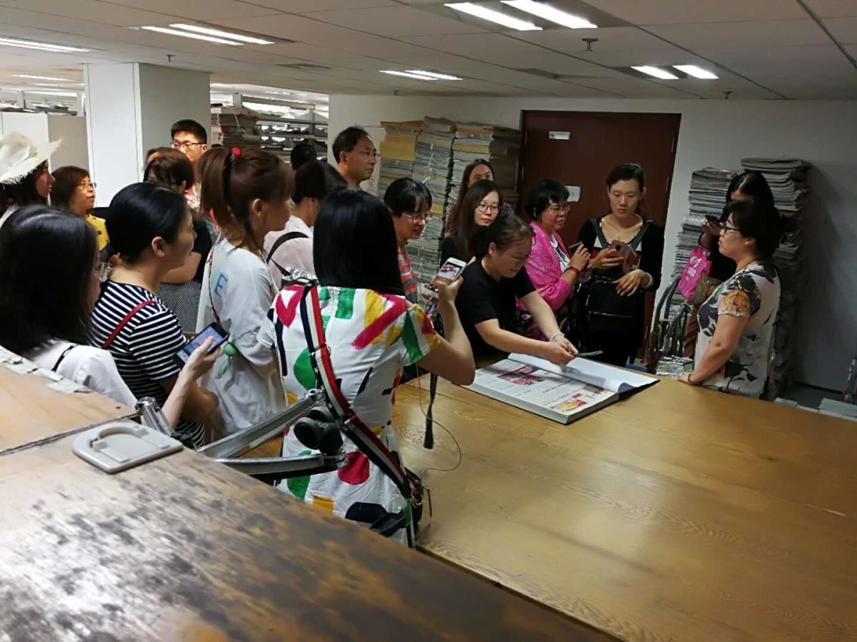 杨静老师在报纸库房与学员进行互动交流