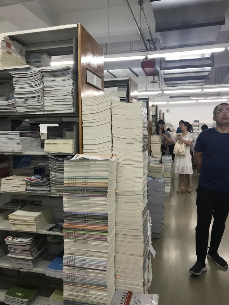 学员在参观中文期刊库