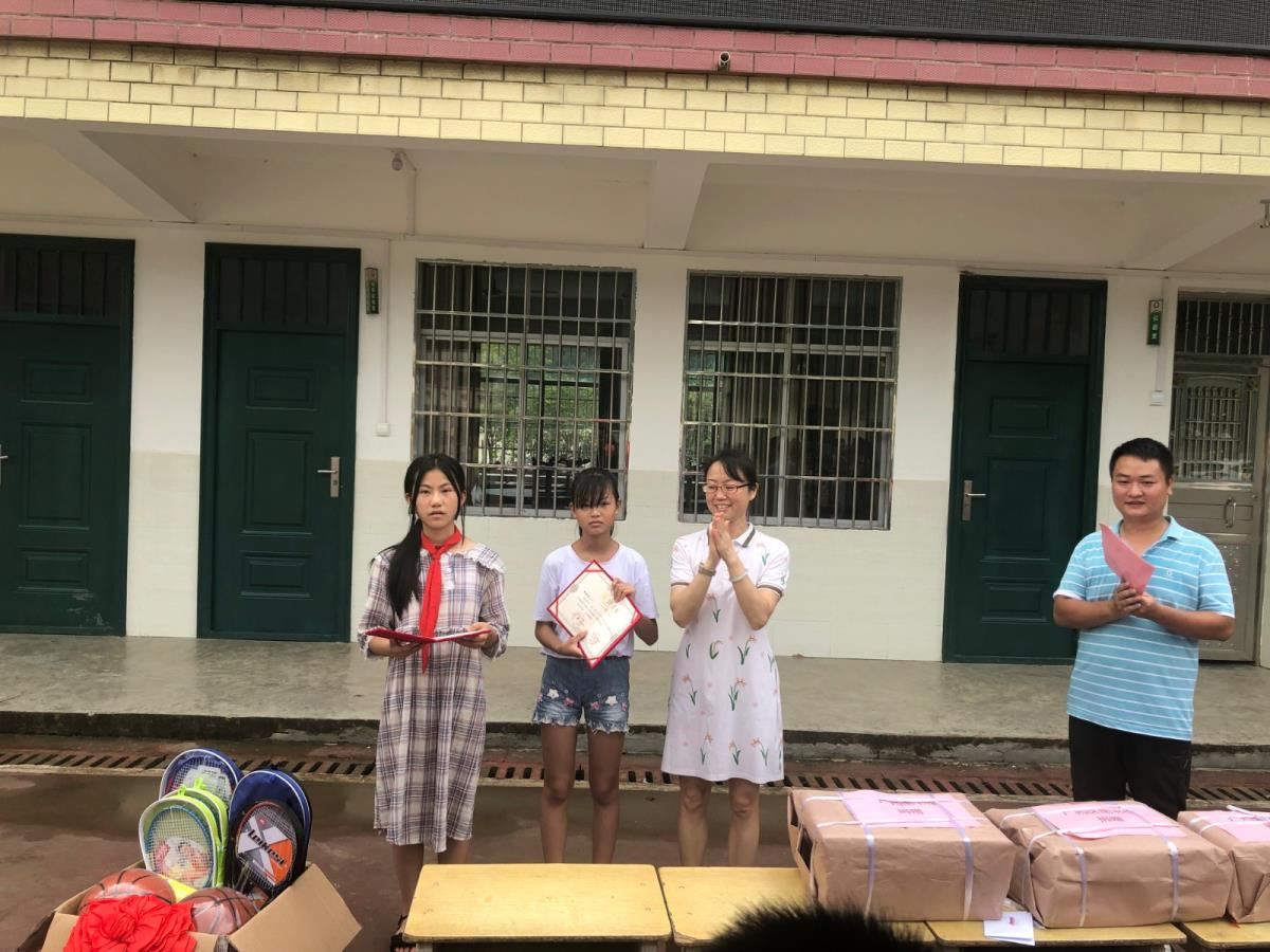 为马圣村获奖学生颁奖