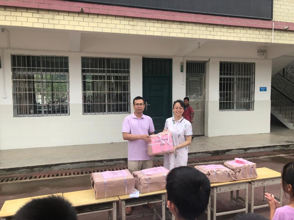 为马圣村小学捐赠图书
