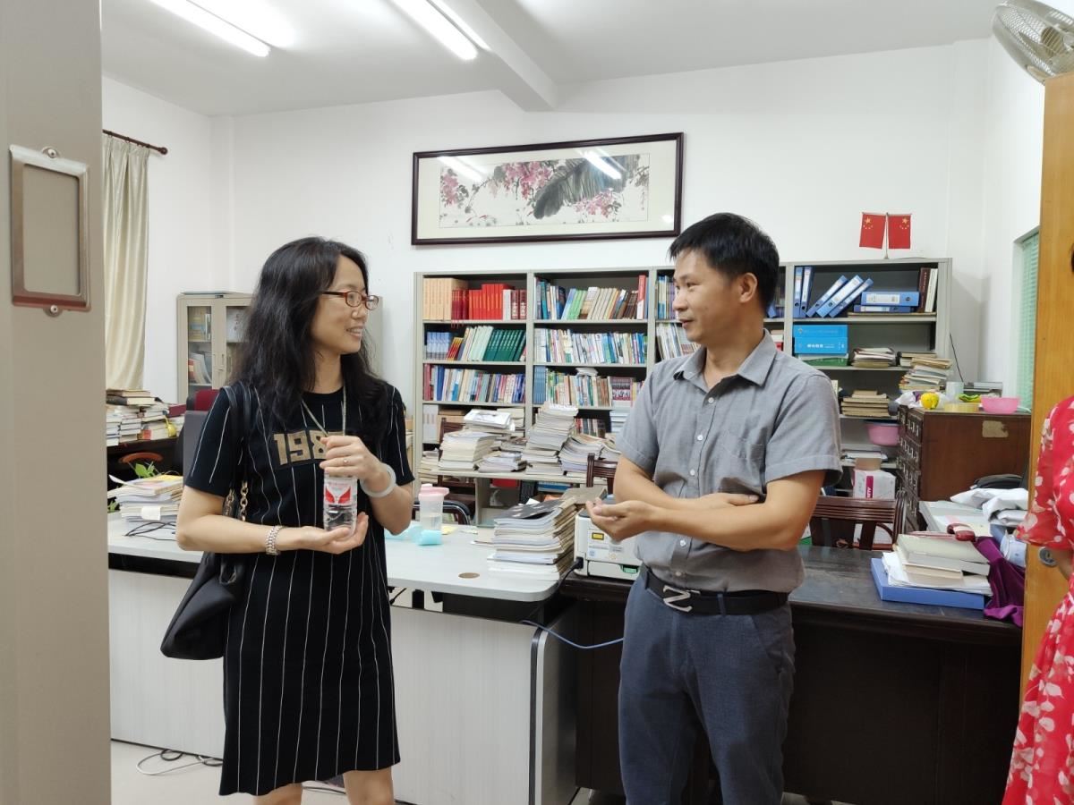 在宁明县图书馆查看采编工作