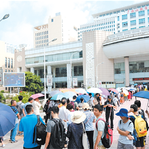 《南宁晚报》：品书香听讲座图书馆暑期人气旺