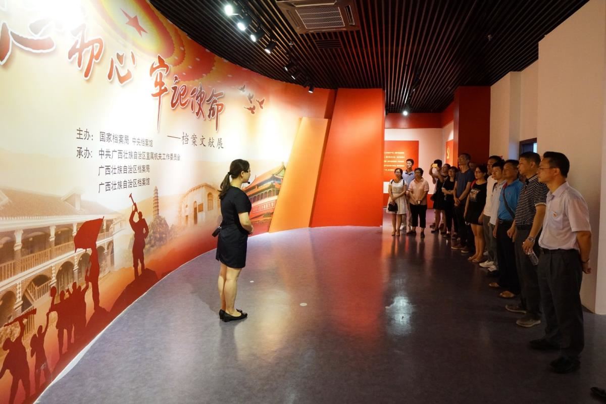 讲解员解说档案文献展