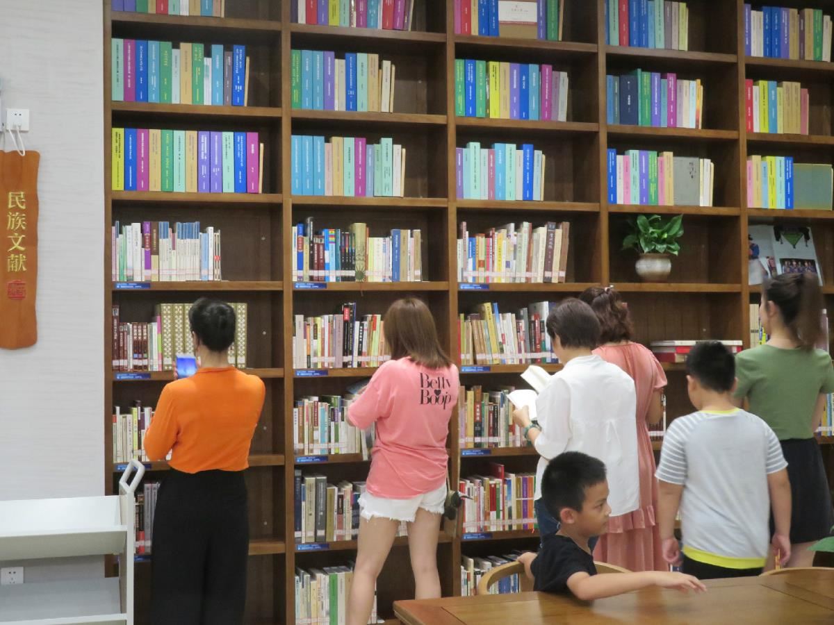 参观地方文献中心之八桂书屋
