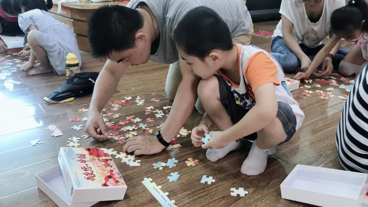 参赛者认真拼图