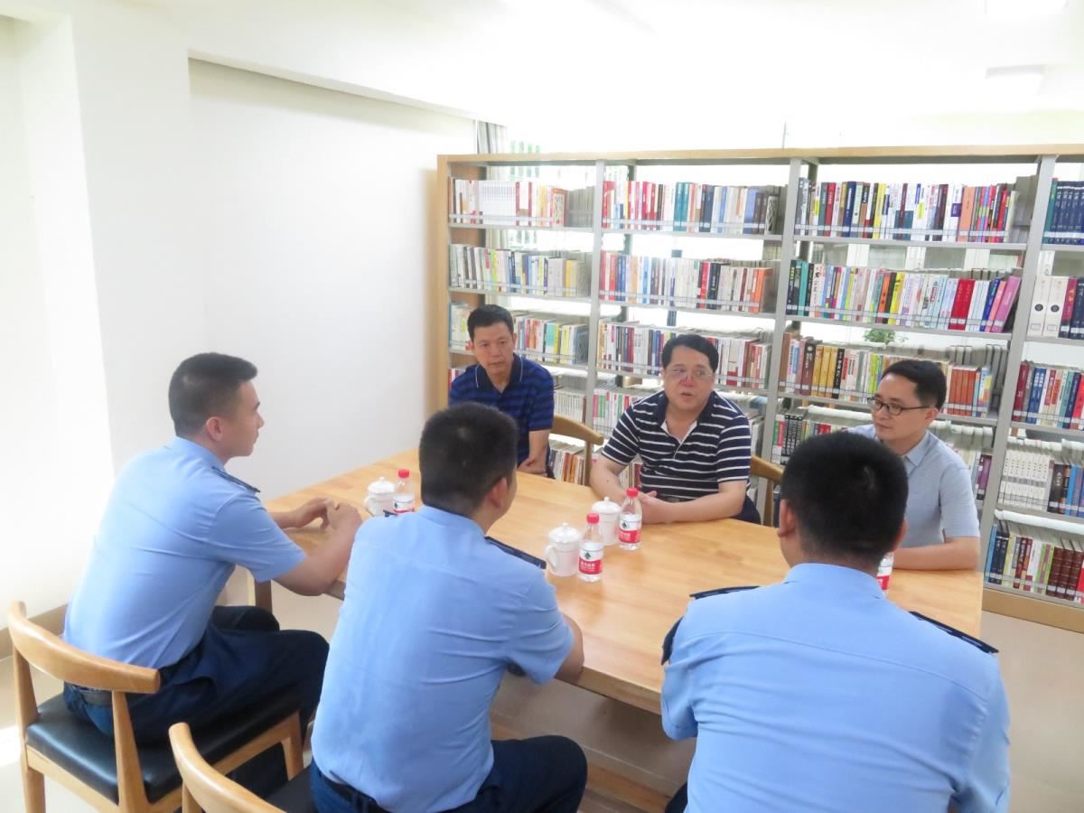 与部队官兵座谈