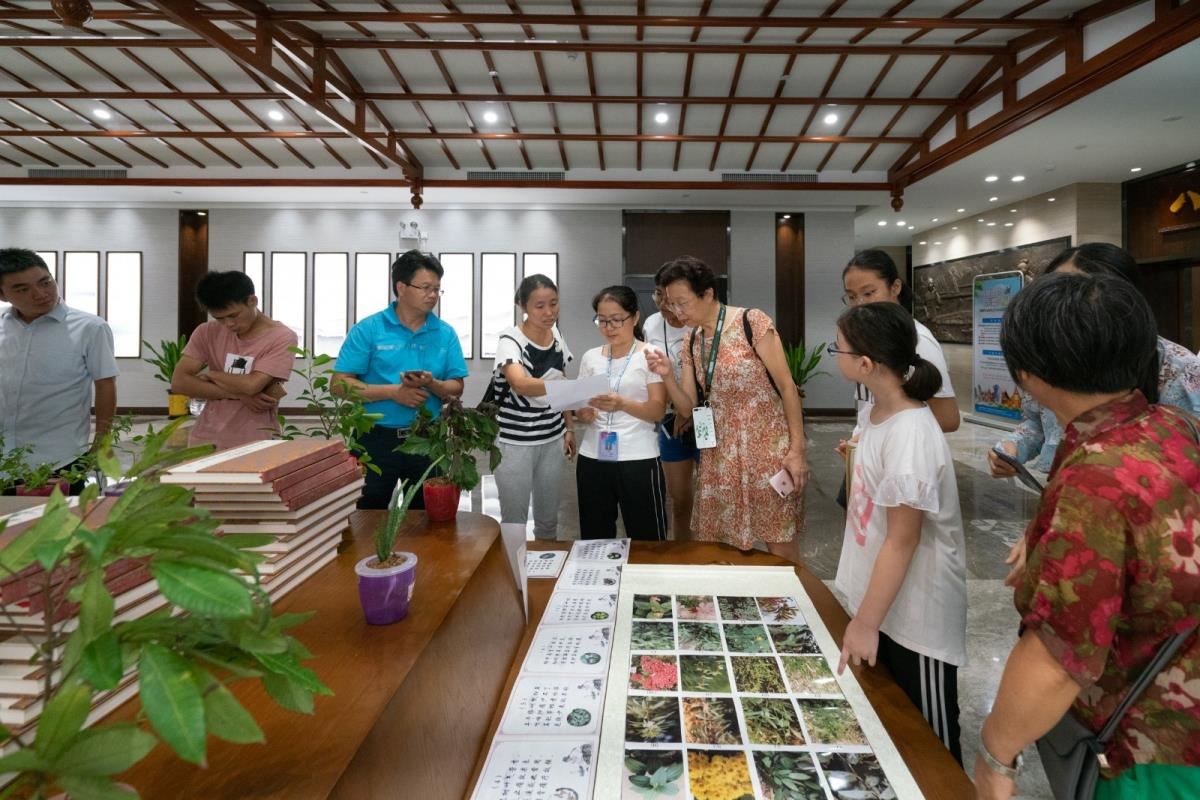 活动结束，不少读者留下来探寻答案