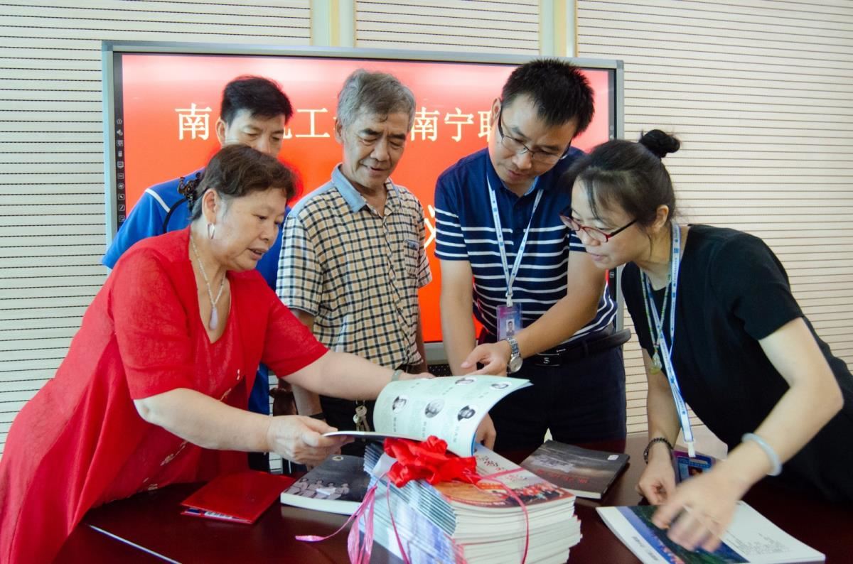 眷属代表殷红介绍有关史料