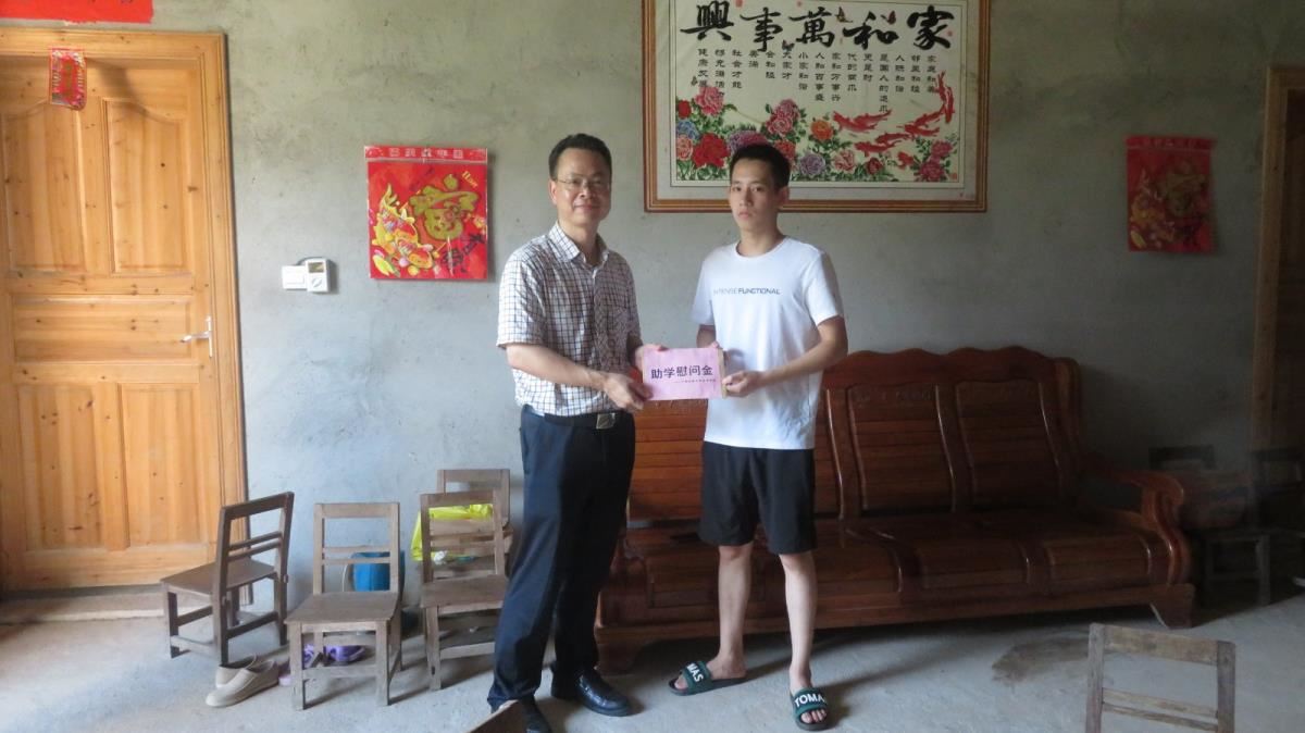 韦江馆长慰问贫困大学生
