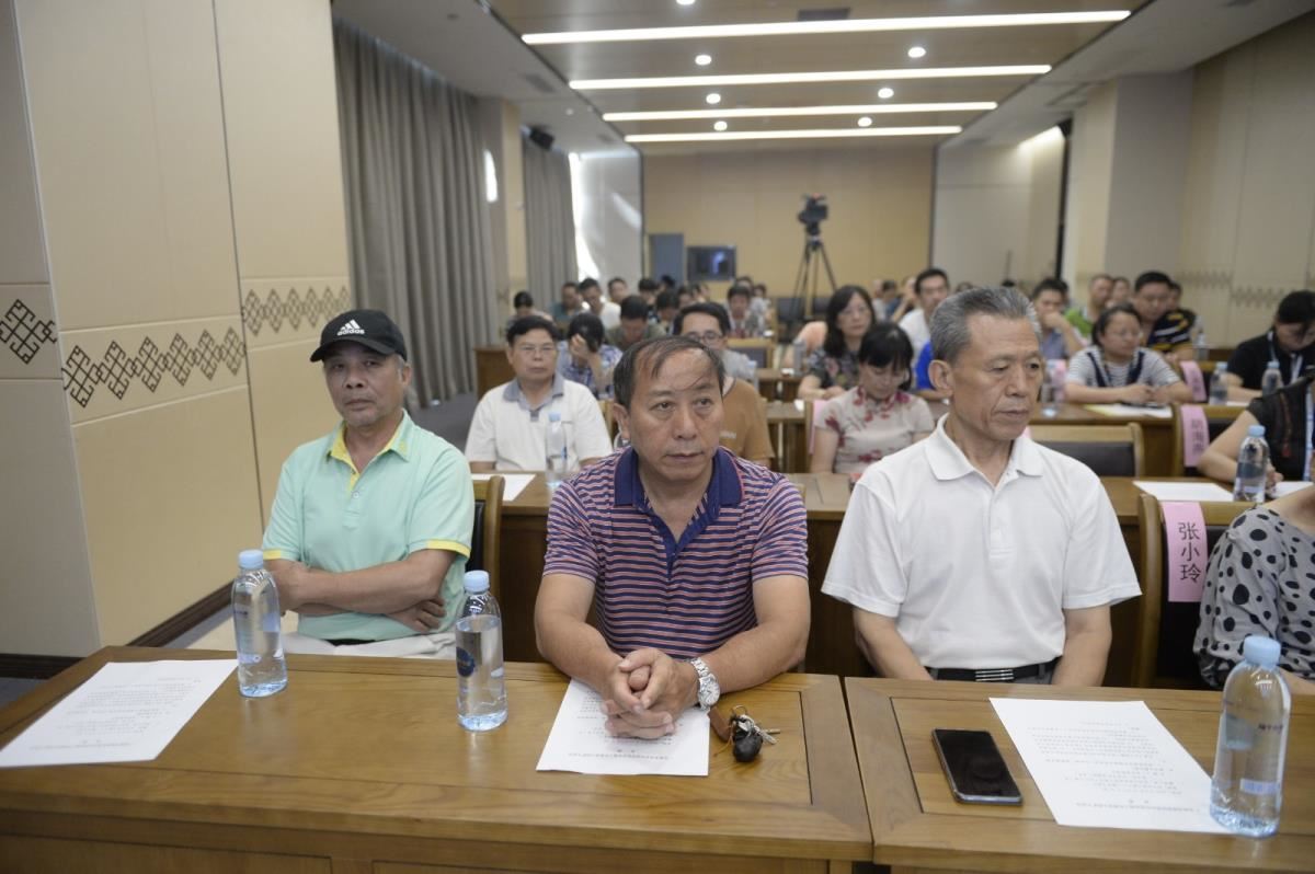 参会人员认真聆听言