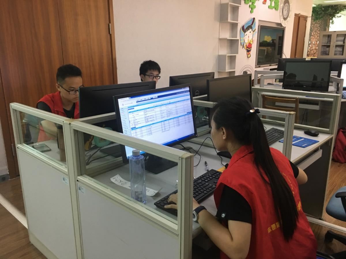 志愿者协助馆藏数据整理