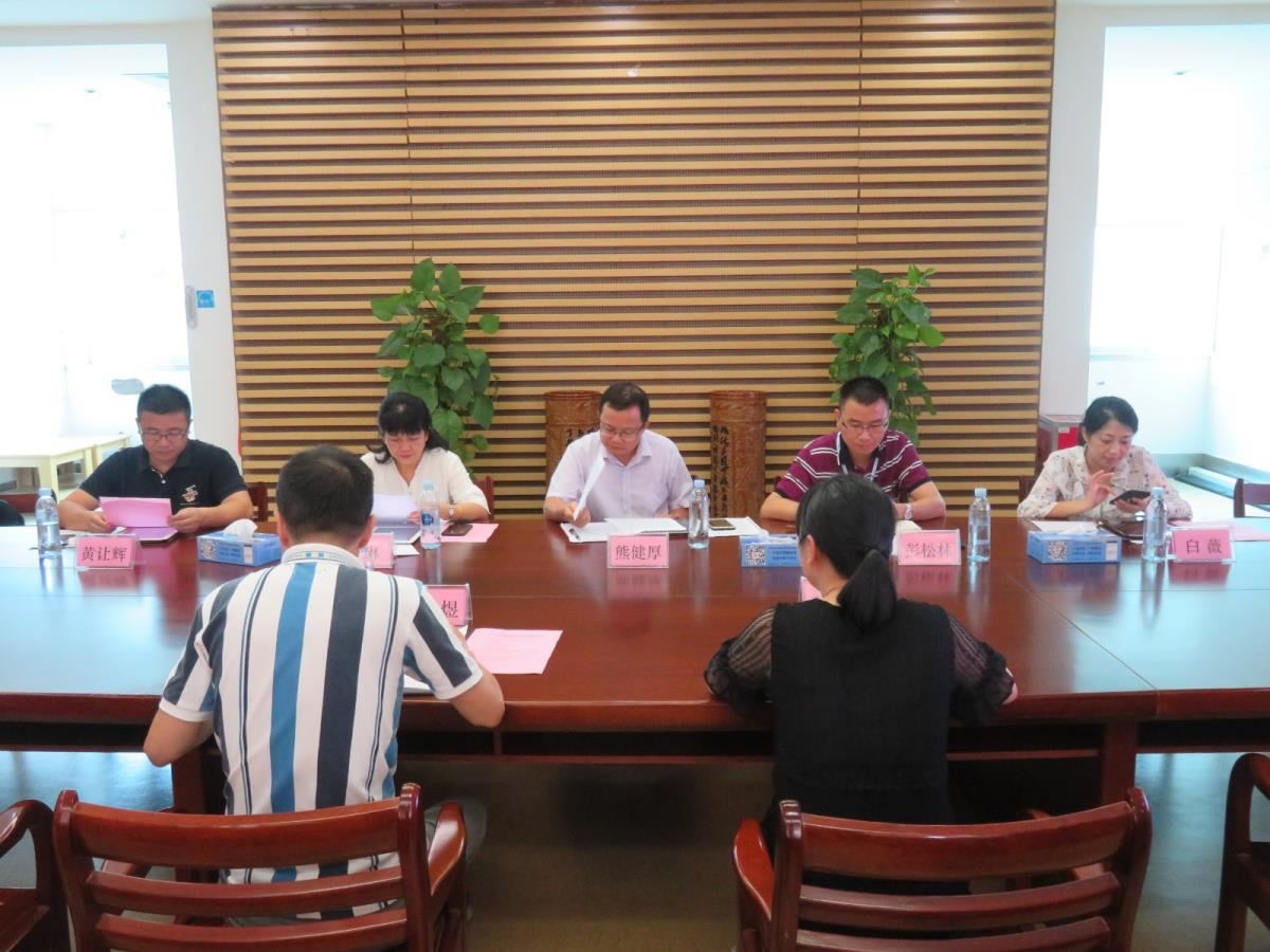 专家们核验材料并听取项目汇报
