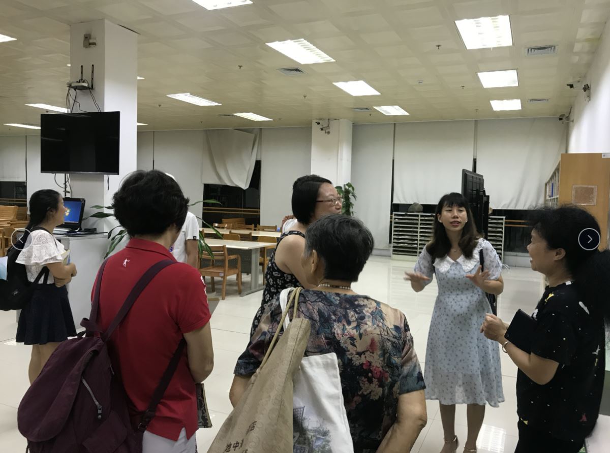 活动结束后部分读者继续交流