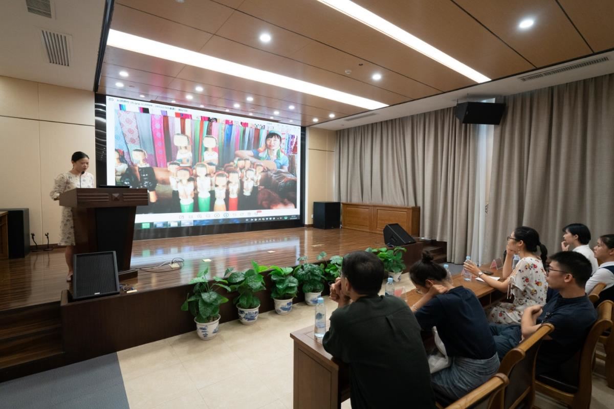 旅途中的感动：长颈族歌者