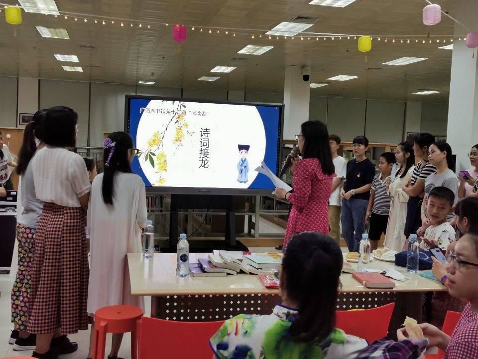 选手进行诗词接龙