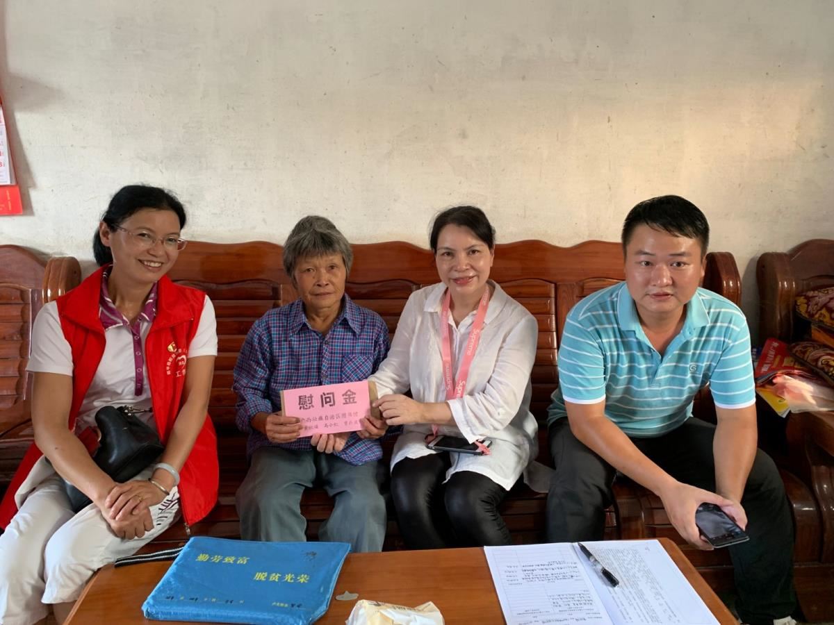 帮扶小组实地走访贫困户并送上慰问金