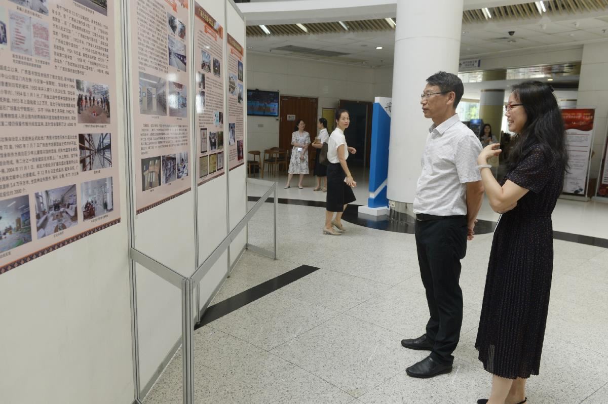 广西图书馆党委书记黄艳（右一）陪同参观展览