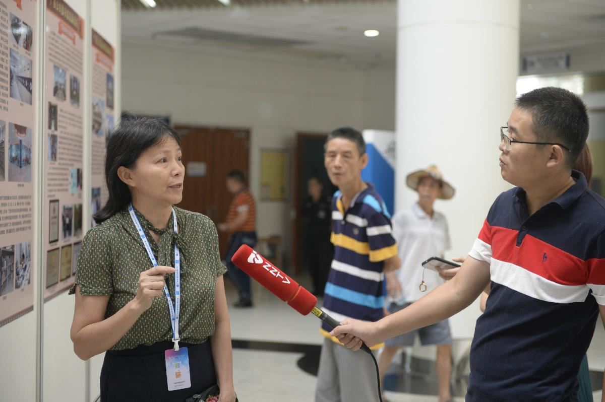 广西图书馆馆员接受记者采访
