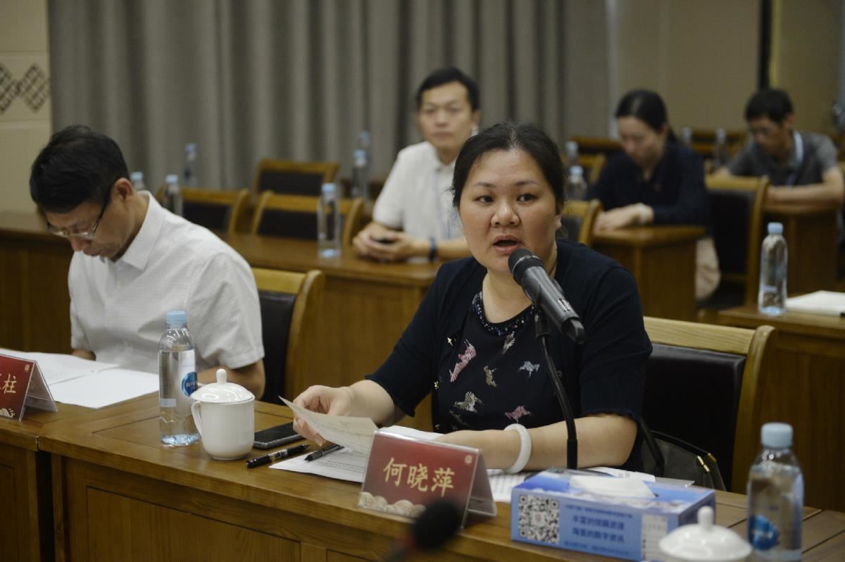 自治区文化和旅游厅公共服务处处长何晓萍主持座谈