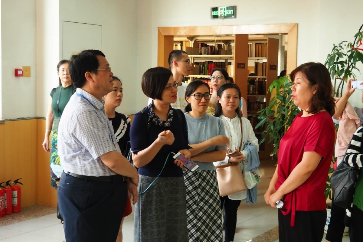 学员在陕西省图书馆信息服务部开展现场教学