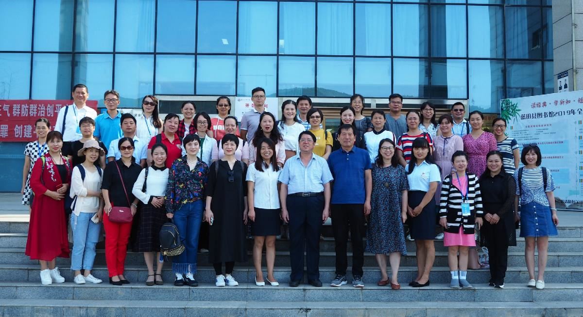 学员在蓝田县图书馆开展现场教学