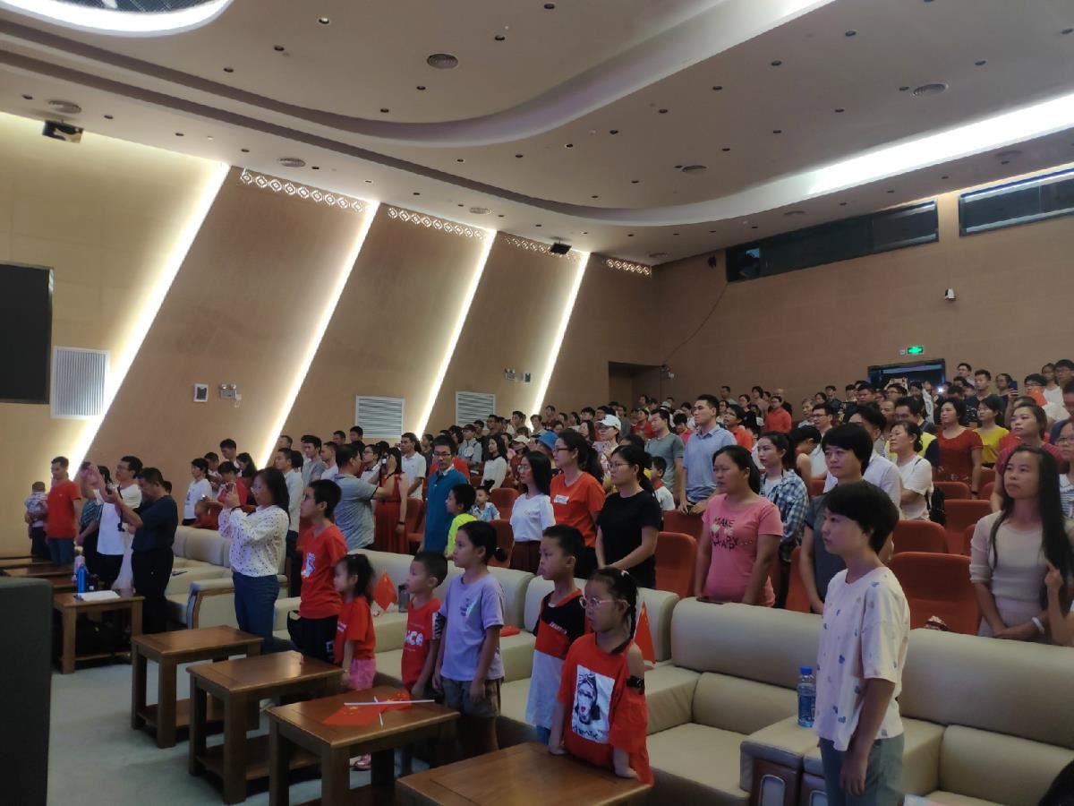 报告厅现场读者自发起立