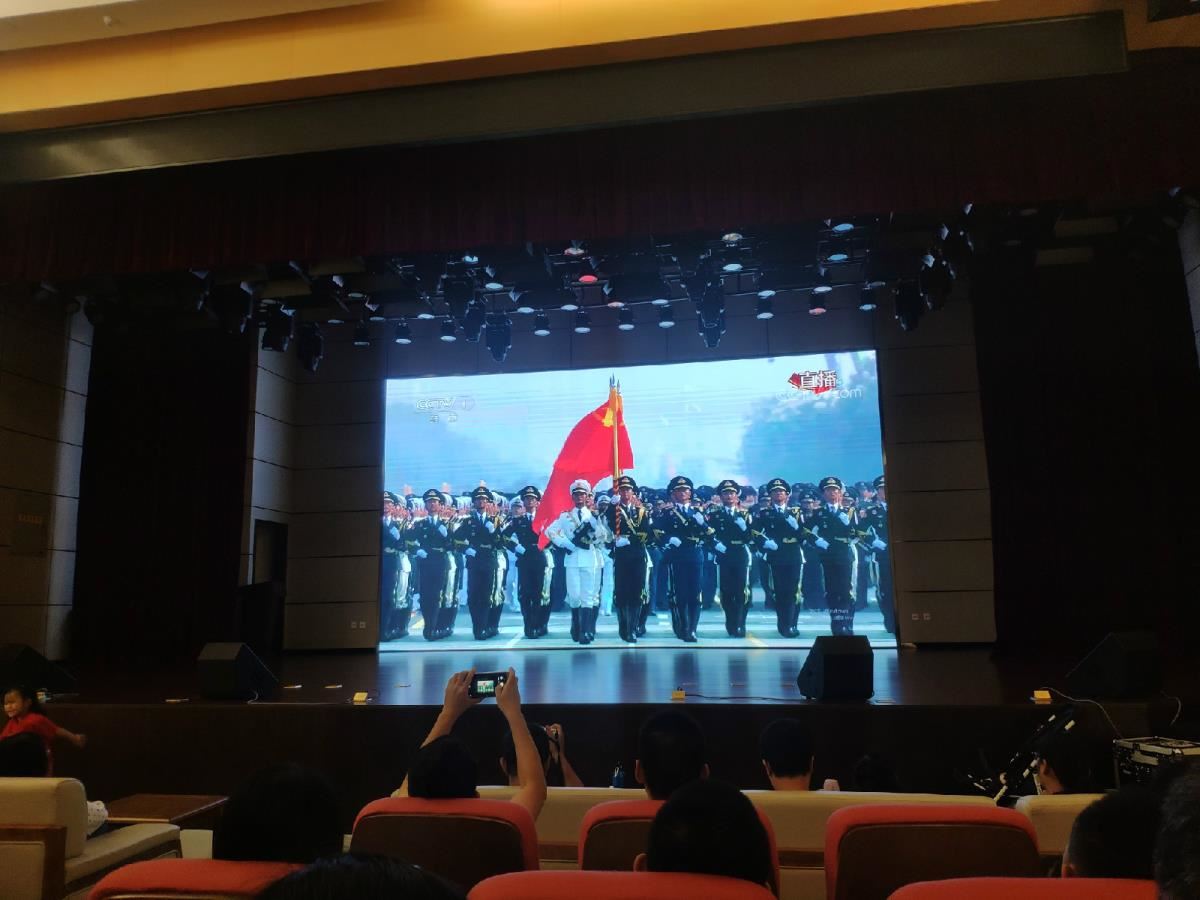 报告厅读者观看阅兵式