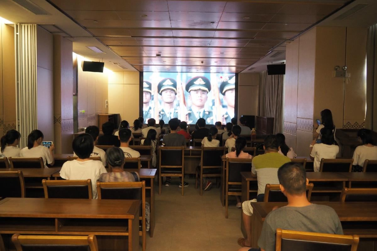地方民族文献中心一楼多功能厅同步直播国庆大会