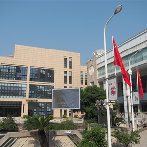 广西图书馆组织读者观看新中国成立70周年庆祝活动现场直播