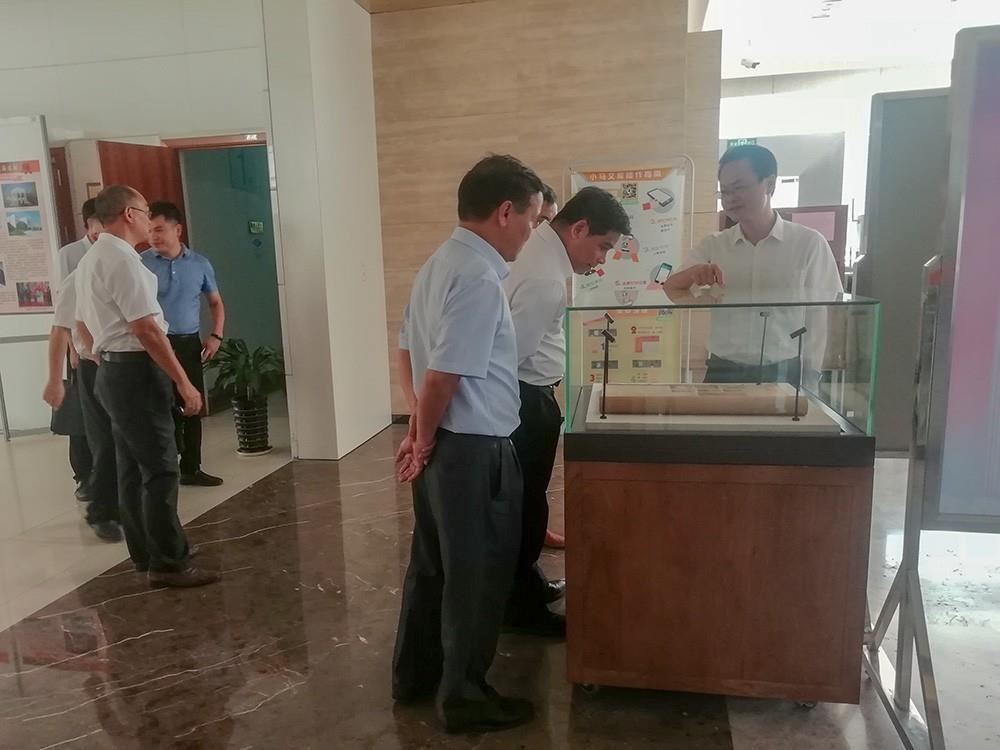 韦江馆长在为嘉宾介绍开国大典报纸