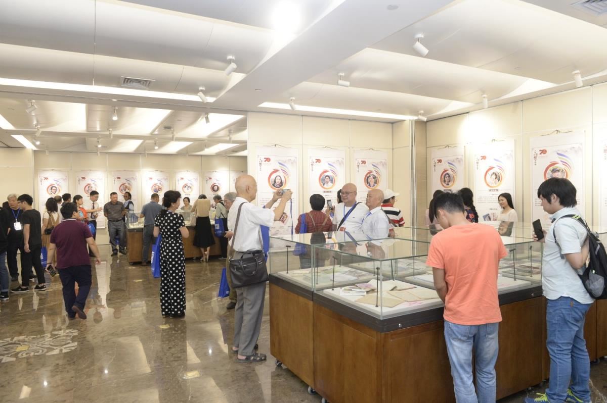 读者参观中华人民共和国成立70周年八桂作家成就展暨征集成果展