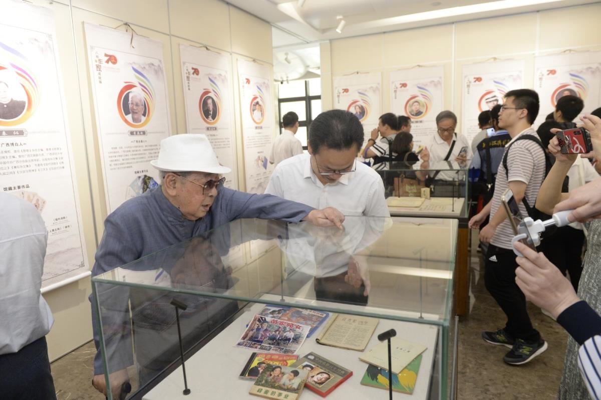 韦江馆长陪同原自治区文化厅厅长周民震参观展览