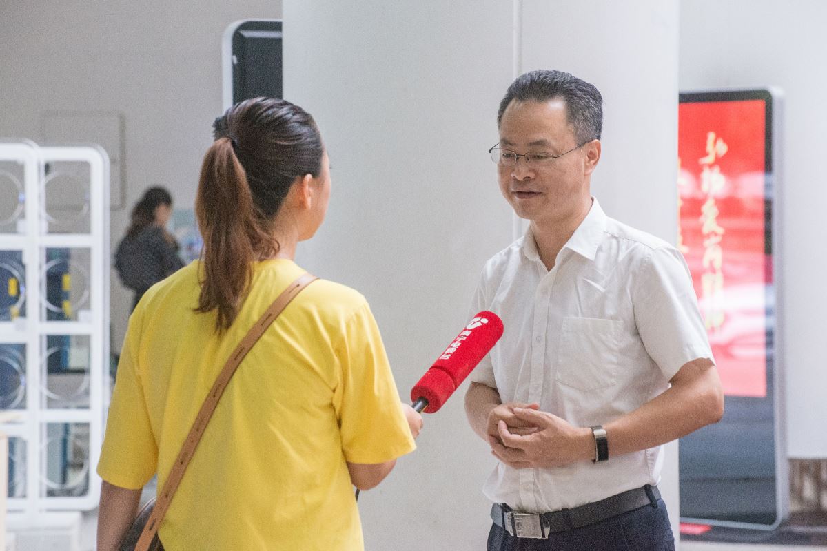 记者现场采访