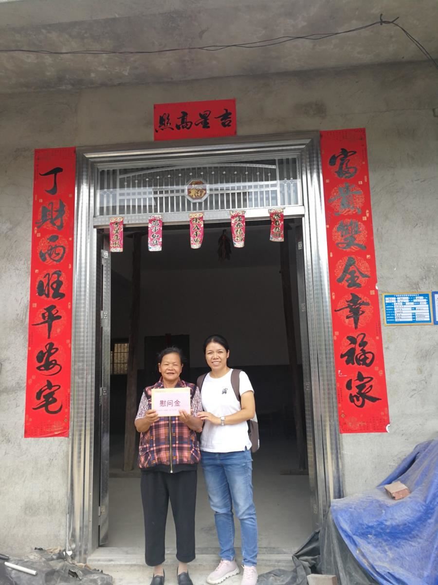 扶贫小组入户送慰问金