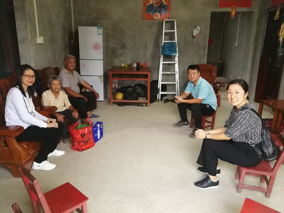 扶贫小组入户慰问