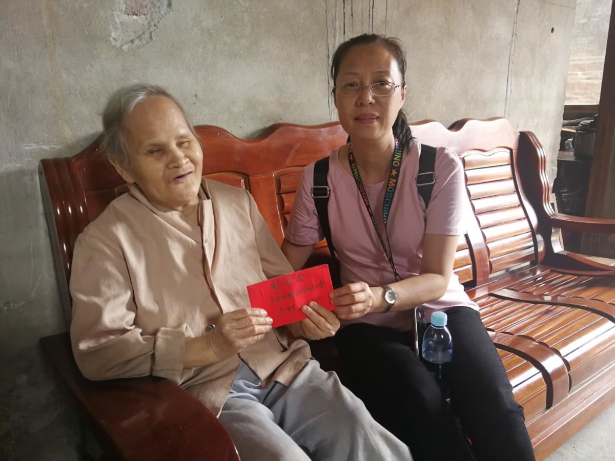 扶贫小组入户慰问困难户