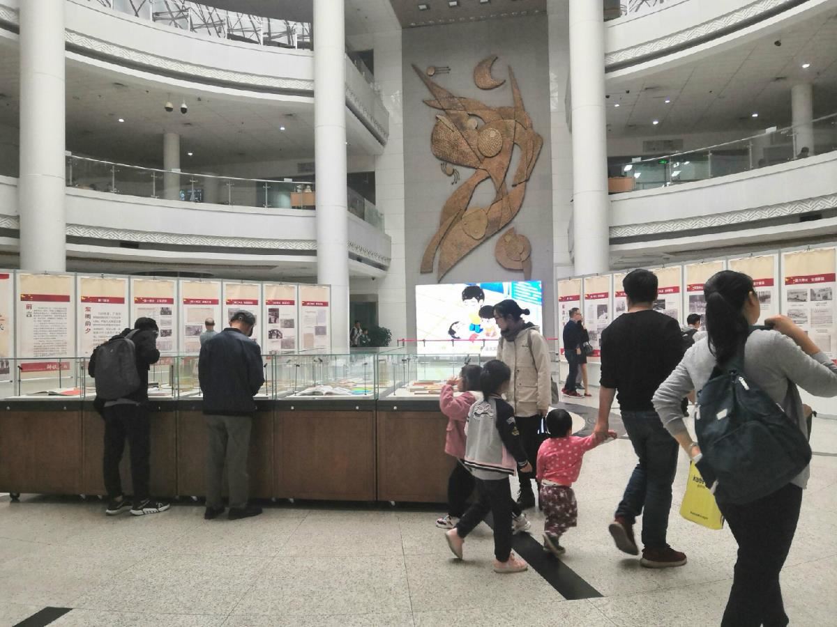 读者观看展览