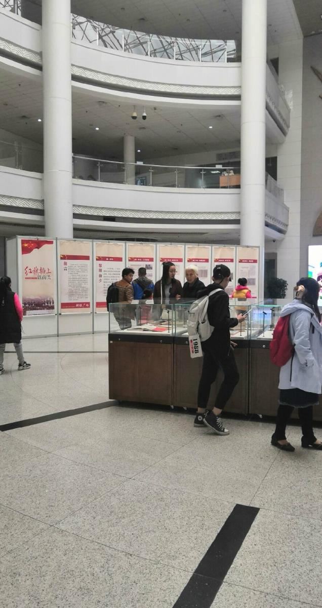 读者观看展览