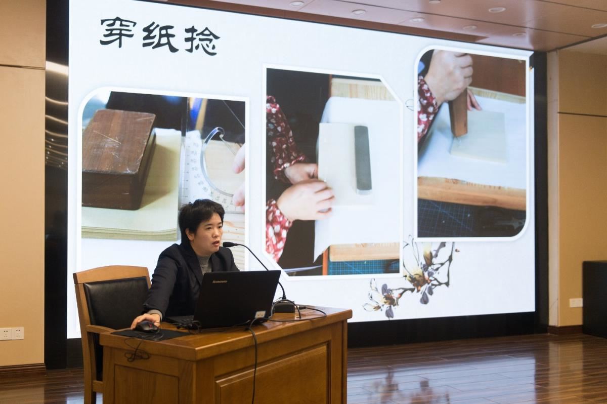 黄玉杏老师为学员讲解线装书制作知识