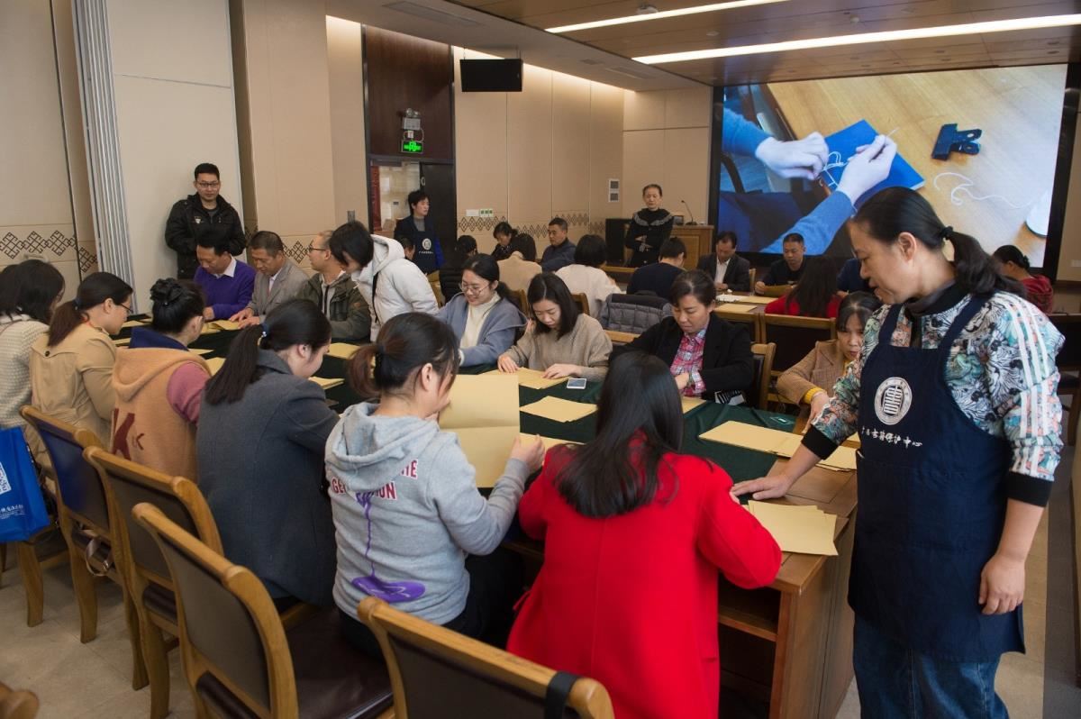 指导学员制作线装书