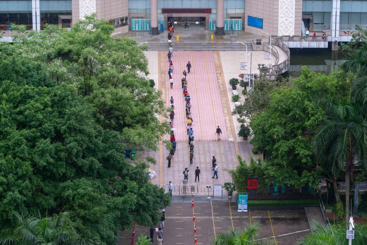 读者排队有序进馆