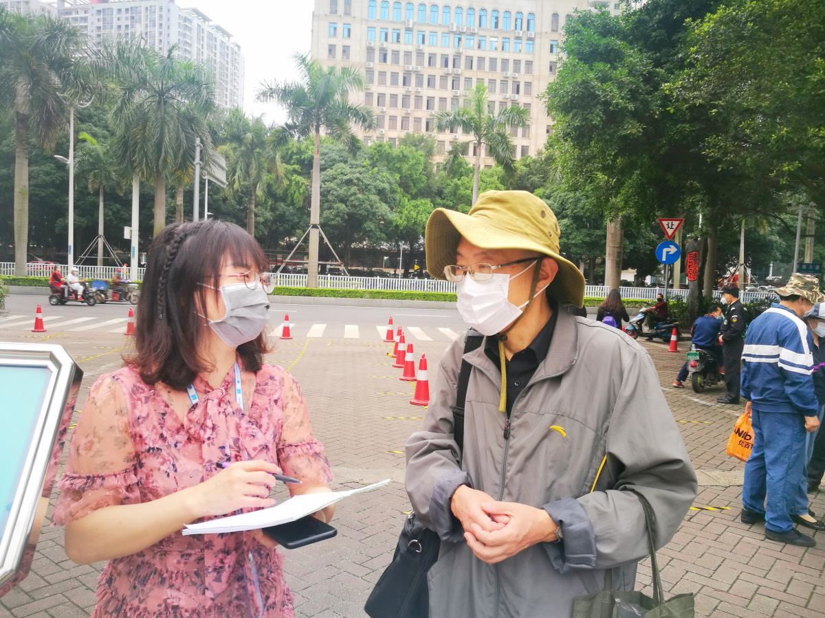 工作人员解答读者疑问