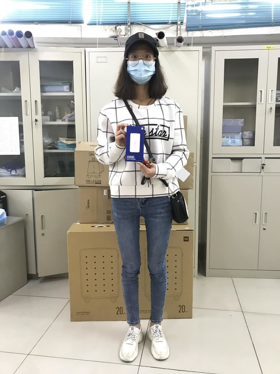 获奖读者领取奖品1