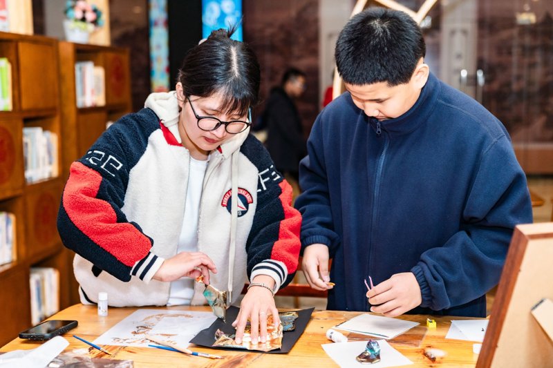读者体验制作烧箔画（主办方供图）