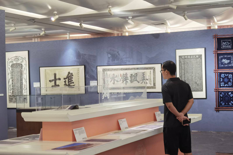 读者正在观展。广西图书馆供图