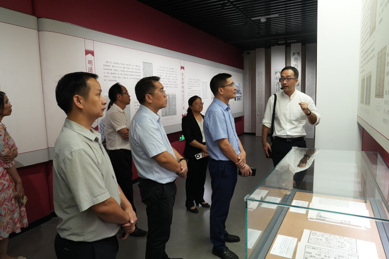 6.参观“钟灵毓秀 桂生于斯——典籍中的八桂文化展”.JPG