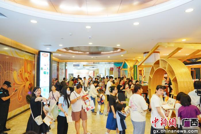 [中新网广西] 广西图书馆举办中秋游园活动