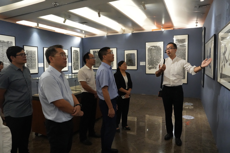 5.参观“石韵生辉 民族之光——广西人口较少民族拓片展”.JPG