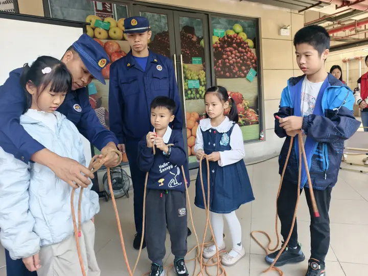 [南宁市融媒体中心]安全驻“童”心，消防伴“童”行！这场活动藏着文明密码+安全技能