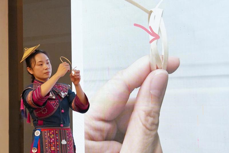 趣谈花竹帽：“八桂讲坛”举办毛南族非遗文化分享体验活动